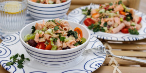 Beitragsbild des Blogbeitrags DA GREIFEN WIR ALLE GERNE ZU! Sommerlicher Pasta-Salat mit Fisch und cremigen Tomaten-Dressing