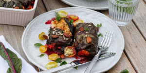 Beitragsbild des Blogbeitrags UNSER NEU ENTDECKTES LIEBLINGSESSEN! Mangold-Rouladen mit Hirse-Füllung und Rote Rüben