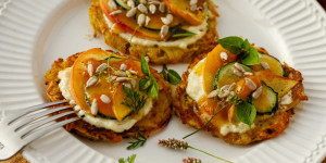 Beitragsbild des Blogbeitrags GOLDIGE SPÄTSOMMER-HÄPPCHEN! Erdäpfelrösti mit Schafkäsecreme, Pfirsich und Zucchini