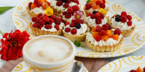 Beitragsbild des Blogbeitrags WIR FEIERN NOCHMAL DEN SÜSSEN SPÄTSOMMER! Fruchtige Tartelettes mit Karamell und Beeren 