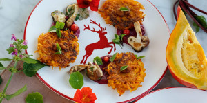 Beitragsbild des Blogbeitrags KNUSPRIG KÖSTLICHES LEUCHTFEUER AUS DER PFANNE! Kürbisrösti mit Rote Rüben-Creme