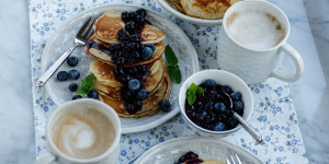 Beitragsbild des Blogbeitrags FLUFFIG, FRUCHTIG MIT EINER FEINEN ZITRONENNOTE! Ricotta Pancakes mit Heidelbeersauce  