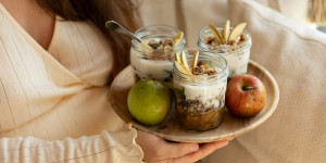 Beitragsbild des Blogbeitrags EIN HYGGELIGER HERBST-NACHMITTAG! Gesunder Apfelkuchen im Glas mit Dattel-Nuss-Crunch 