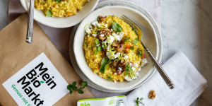 Beitragsbild des Blogbeitrags MeinBioMarkt – NEUERÖFFNUNG IN GRAZ + Rezept ‚Kürbis-Hirsotto mit Manouri und Maroni-Walnuss-Crunch‘