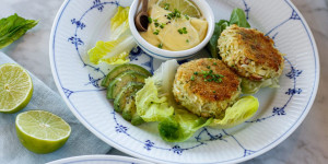 Beitragsbild des Blogbeitrags LIEBE GEHT DURCH DEN MAGEN! Basmatireis-Fisch-Küchlein mit aromatischer Knoblauch-Limetten-Aioli