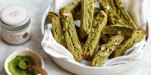 Beitragsbild des Blogbeitrags WIR SIND IN GRÜNER KEKSLAUNE! Knusprige Matcha-Cantuccini mit Mandeln