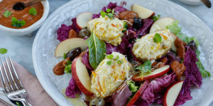 Beitragsbild des Blogbeitrags KNACKIG, BUNT UND MIT EINER GESUNDEN PORTION POLYPHENOLE! Aromatischer Herbstsalat mit Kürbis-Malfatti und Olivenöl