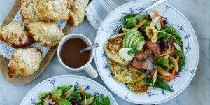 Beitragsbild des Blogbeitrags HYGGELIGER NOVEMBER BRUNCH! Kartoffel-Pancakes mit Räucherlachs, Buttermilch-Mandel-Hörnchen und heiße Zimt-Schokolade 