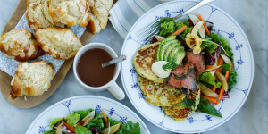 Beitragsbild des Blogbeitrags HYGGELIGER NOVEMBER BRUNCH! Kartoffel-Pancakes mit Räucherlachs, Buttermilch-Mandel-Hörnchen und heiße Zimt-Schokolade