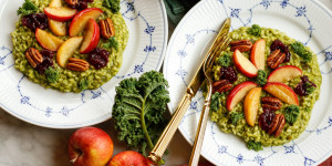 Beitragsbild des Blogbeitrags EIN GERICHT, DAS UNSERE SEELE NÄHRT! Grünkohl-Risotto mit gebratenen Äpfeln, Pekannüssen und Preiselbeeren 