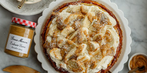 Beitragsbild des Blogbeitrags BESONDERS CREMIG UND SÜNDIG GUT! Himmlisch cremiger Erdnuss-Cheesecake mit cremigen Topping