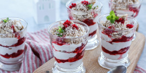 Beitragsbild des Blogbeitrags NACHHALTIG, ÖKOLOGISCH SAUBER SPÜLEN MIT CLARO! Kastanien-Dessert im Glas mit Preiselbeeren 