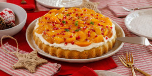 Beitragsbild des Blogbeitrags DER DUFT NACH WEIHNACHTEN! Winterlicher Obstkuchen mit Vanillecreme und Pfirsich-Orangen-Topping