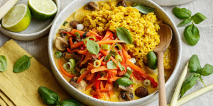 Beitragsbild des Blogbeitrags SONNENSCHEIN AM TELLER IN DER KALTEN JAHRESZEIT! Gesunde Tom Kha Gai Bowl mit Riso Curry