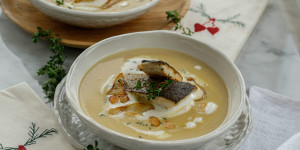 Beitragsbild des Blogbeitrags UNSERE GELIEBTE WEIHNACHTS-VORSPEISE! Maronisuppe mit gebratenem Saibling und Thymian-Birnen