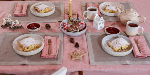 Beitragsbild des Blogbeitrags SÜSSER WEIHNACHTSTISCH MIT VIEBÖCK LEINEN! Milchrahmstrudel mit Preiselbeer-Orangen-Sauce