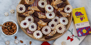 Beitragsbild des Blogbeitrags ADVENTBÄCKEREI HAND IN HAND MIT GEBANA! Weihnachtliche Biscotti mit Pekannüssen, Aprikosen und Schokolade + Mandel-Linzer-Kekserl 