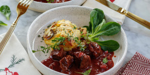 Beitragsbild des Blogbeitrags UNSERE KLASSISCHE WEIHNACHTS-HAUPTSPEISE! Boeuf Bourguignon mit Kartoffel-Kürbis-Gratin