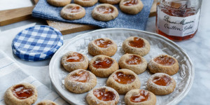 Beitragsbild des Blogbeitrags MIT EINEM HAPS IM MUND! Goldige Haselnuss-Kekstaler mit Quitten-Gelee zum süßen Adventkaffee