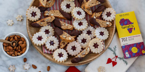 Beitragsbild des Blogbeitrags ADVENTBÄCKEREI GEMEINSAM MIT GEBANA! Weihnachtliche Biscotti mit Pekannüssen, Aprikosen und Schokolade + Mandel-Linzer-Kekserl 
