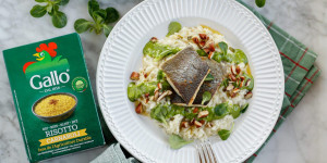 Beitragsbild des Blogbeitrags FESTLICHES REISVERGNÜGEN! Vanille-Parmesan-Risotto mit gebratenen Bachforellen-Filets und Feldsalat-Mandel-Pesto