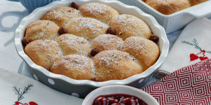 Beitragsbild des Blogbeitrags UNSERE WEIHNACHTS-NACHSPEISE! Haselnuss-Buchteln mit weihnachtlichem Kirschkompott und Vanillesauce