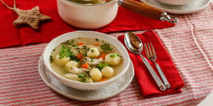 Beitragsbild des Blogbeitrags WÄRMENDES SOULFOOD FÜR DIE WINTERTAGE! Hühnersuppe mit Gemüse und kleinen Grießknödel 