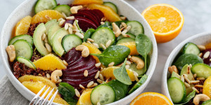 Beitragsbild des Blogbeitrags FRISCH UND GESUND INS NEUE JAHR! Quinoasalat mit Orangen, rote Rüben, Spinat, Pinienkerne und Orangen-Ingwer-Dressing 