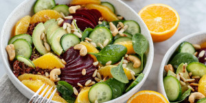 Beitragsbild des Blogbeitrags FRISCH UND GESUND INS NEUE JAHR! Quinoasalat mit Orangen, rote Rüben, Spinat, Pinienkerne und Orangen-Ingwer-Dressing