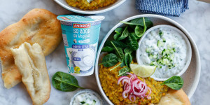 Beitragsbild des Blogbeitrags EIN AROMATISCHES FEST FÜR DEN GAUMEN! Linsen Dal mit Naan-Brot, Joghurt-Gurken-Salsa und eingelegten Zwiebeln