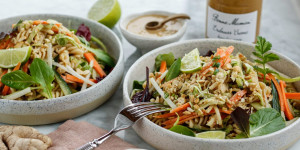 Beitragsbild des Blogbeitrags HIMMLISCH AROMATISCHER VEGANUARY! Pad Thai Nudelsalat mit cremigen Erdnuss-Dressing 