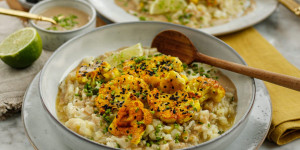 Beitragsbild des Blogbeitrags DIE RISOTTO-LIEBE GEHT IN DIE NÄCHSTE RUNDE! Karfiol-Risotto mit geröstetem Kurkuma-Karfiol und Tahini-Sauce