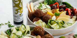 Beitragsbild des Blogbeitrags GESUNDE-STEIERMARK SCHÜSSEL! Bunte Veggie Bowl mit Käferbohnen-Bällchen und Kürbiskernöl-Dip