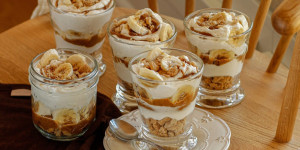 Beitragsbild des Blogbeitrags EIN DESSERT ZUM VERLIEBEN! ‚Banoffee Pie‘ im Glas mit Dattel-Erdnuss-Karamell + Fair Fashion Empfehlung für die ganze Familie