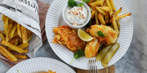 Beitragsbild des Blogbeitrags MEIN ENGLISCHER RANGECOOKER UND ICH LIEBEN DIESEN KLASSIKER ! Fish & Chips mit Sauce Tartar 