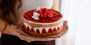 Beitragsbild des Blogbeitrags WIR FEIERN UNSER FRÜHLINGSMÄDCHEN MIT MINIMALISMA! Mandel-Biskuittorte mit Topfencreme und Himbeeren 