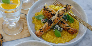 Beitragsbild des Blogbeitrags FÜR VERLIEBTE REIS-MOMENTE! Ruck zuck Risotto Milanese mit knusprigen Spinat-Schafskäse-Stangen 