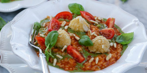 Beitragsbild des Blogbeitrags ITALIENISCHES AROMEN-FEUERWERK! Tomaten-Risotto mit Basilikumsauce und gebackenen Mozzarella-Bällchen