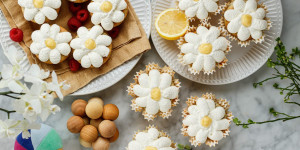Beitragsbild des Blogbeitrags VERSPIELTE BLÜMCHEN-CUPCAKES! Frühlingshafte Mohn-Küchlein mit Lemon Curd und Vanille-Cremeblume