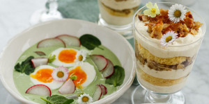 Beitragsbild des Blogbeitrags FRÜHLINGSGRÜN SAUBER MIT CLARO! Bienenstich-Tiramisu im Glas & Spinatcreme mit weichen Eiern und Topfenweckerl 