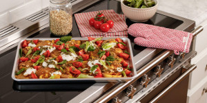 Beitragsbild des Blogbeitrags RUCK ZUCK SOULFOOD AUS DEM OFEN! Quetsch-Kartoffeln mit Burrata, Tomaten, Pesto und Pinienkerne