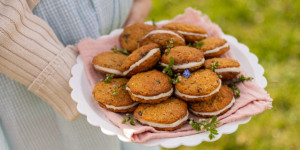 Beitragsbild des Blogbeitrags FRÜHLINGSERWACHEN UND VORFREUDE AUF UNSER KLEINES MÄDCHEN! Gefüllte Carrot Cake Sandwich-Cookies 