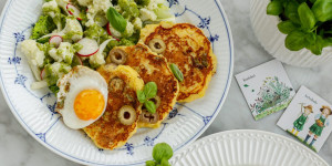 Beitragsbild des Blogbeitrags MEDITERRANE OSTERBRUNCH-IDEE! Kartoffel-Oliven-Pancakes und Karfiolsalat mit grünem Pistou-Dressing