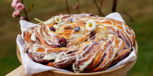 Beitragsbild des Blogbeitrags FRÜHLINGSHAFT VERZWIRBELT! Brioche-Kranz mit cremiger Zitronenfüllung und Heidelbeeren + Fair Fashion Empfehlung
