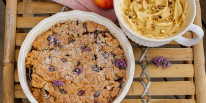 Beitragsbild des Blogbeitrags NASCHEN WIR UNS FRÜHLINGSGLÜCKLICH! Himmlischer Apple Crumble mit hausgemachtem Pistazieneis