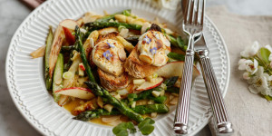 Beitragsbild des Blogbeitrags FRÜHLINGSGRÜN UND VOLLER GESCHMACK! Gegrillter Spargel-Salat mit Ziegenkäse-Taler und Mandeln