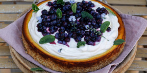 Beitragsbild des Blogbeitrags SAMTIG WEICHER GUTE LAUNE-KUCHEN! Cremiger Holunderblüten-Cheesecake mit marinierten Heidelbeeren 