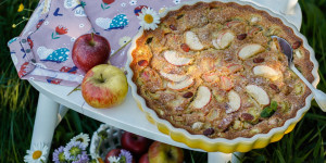 Beitragsbild des Blogbeitrags UNSER FRÜHLINGSMÄDERL WIRD EIN NATURZWERG! Rhabarber-Apfel-Clafoutis mit Mandeln und Vanille 