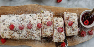 Beitragsbild des Blogbeitrags LUFTIG LEICHT UND FRUCHTIG SÜSS! Mandel-Baiser-Rolle mit Himbeercreme