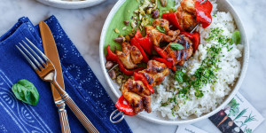 Beitragsbild des Blogbeitrags BUNTE AROMA-SCHÜSSEL! Reis-Bowl mit würzigem Hähnchen-Spieß und Erbsen-Pistazien-Creme